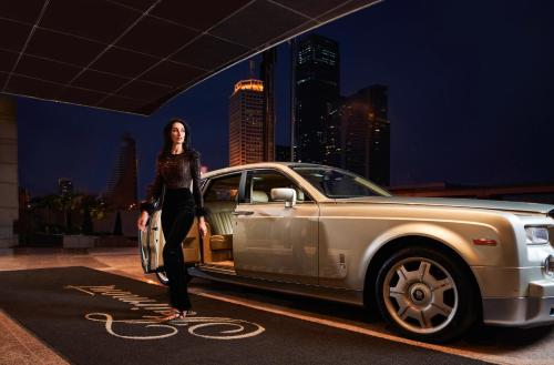 迪拜迪拜费尔蒙特酒店的女人站在汽车前面