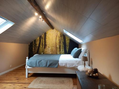 斯图蒙Le Clos du Cerf - La Renardière的一间卧室配有一张壁画床