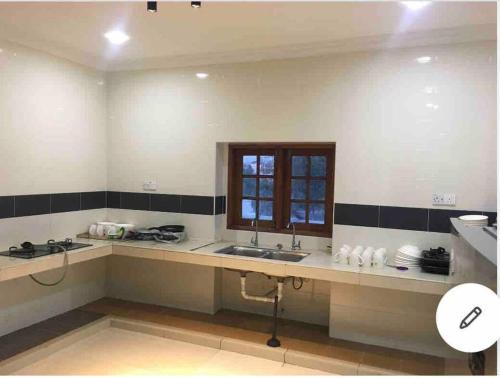 汝来Nilai Spring Villas的厨房设有水槽和窗户。