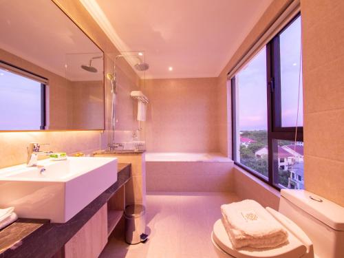 仰光Prince Hotel的浴室配有盥洗盆、卫生间和浴缸。