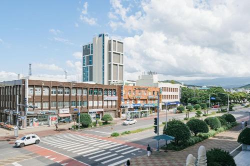 济州市Jeju Miju Hotel的一条城市街道,后面有一座高大的建筑