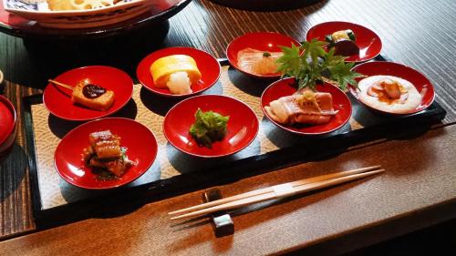 京都柚子屋旅馆的桌上的一组食物,配筷子