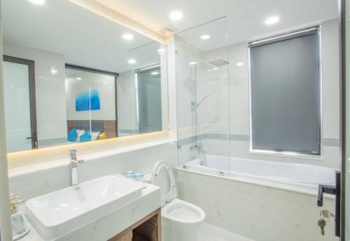 Cam LâmMystery Villas & Spa Cam Ranh的白色的浴室设有水槽和淋浴。