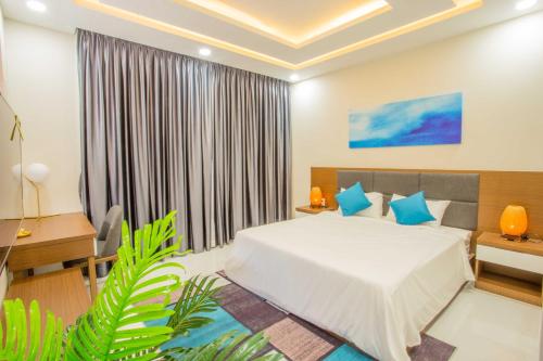 Cam LâmMystery Villas & Spa Cam Ranh的一间卧室配有一张带蓝色枕头的床