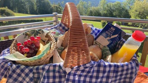 毛特Chalets zum Latschen的桌上的食品篮和一瓶橙汁