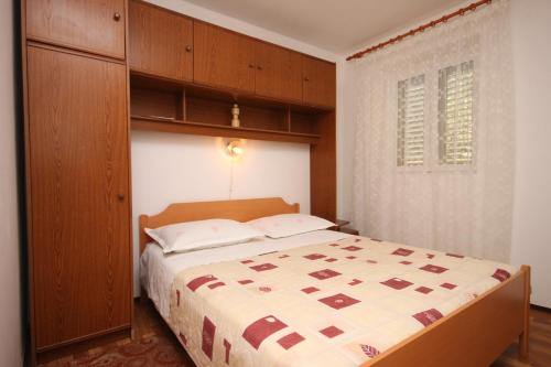 苏库拉伊Double Room Sucuraj 6734b的一间卧室配有一张床和一个木制橱柜