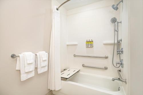 佛罗伦萨佛罗伦萨智选假日套房酒店的带淋浴、浴缸和毛巾的浴室