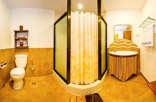 公主港维拉罗萨佛罗拉度假村的浴室配有卫生间、淋浴和盥洗盆。