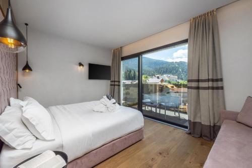 安达洛努尔迪克酒店的一间卧室设有一张床和一个大窗户