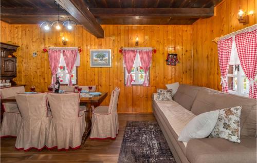 奥古林Lovely Home In Ogulin With Wifi的客厅配有沙发和桌子