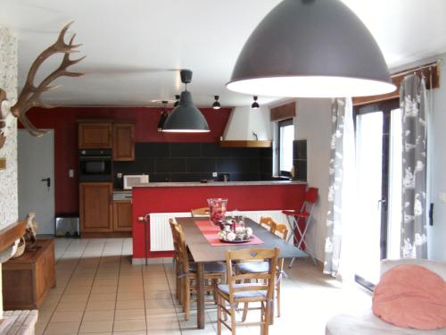 讷沙托Gîte Les Framboisiers的厨房以及带桌椅的用餐室。