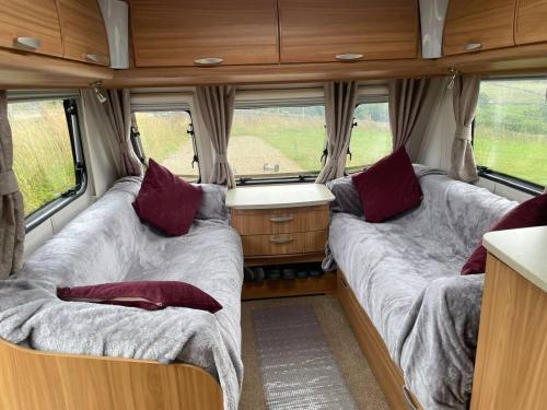 哈利法克斯Inviting 4 Berth caravan in Hebden Bridge的露营车后方的两张床