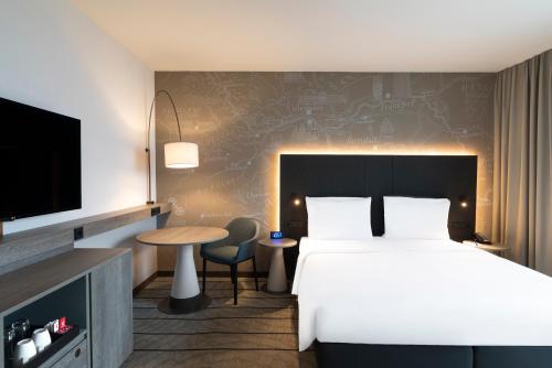 美因河畔法兰克福法兰克福机场凯悦酒店的一间酒店客房,配有一张床和一台电视