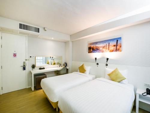 占那县Kitzio House Hotel Huai Kwang的酒店客房配有两张床和一张书桌