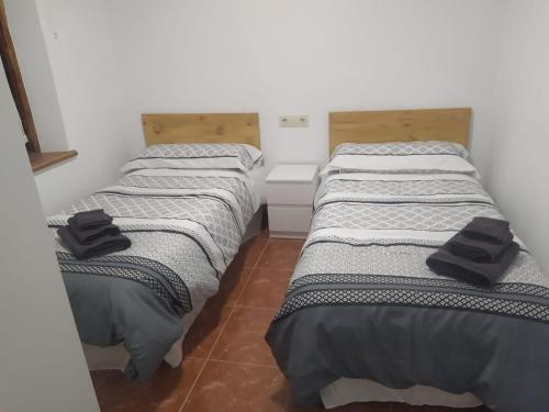 拉弗兰卡Villa Noriega (La Franca)的两张睡床彼此相邻,位于一个房间里
