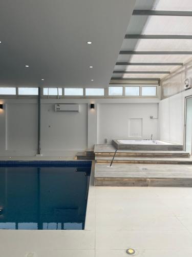 多哈MK Resort的大型客房设有游泳池和浴缸。