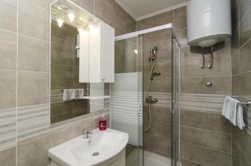 巴比诺波尔杰Apartments by the sea Sobra, Mljet - 4889的一间带水槽和淋浴的浴室