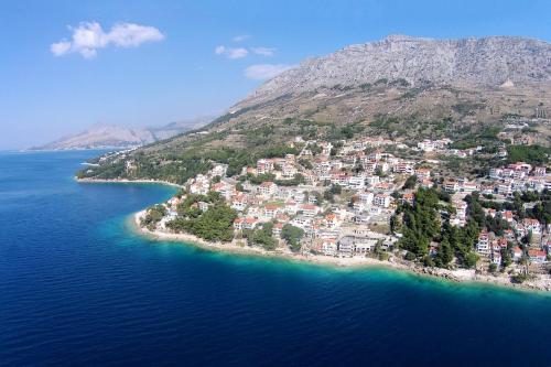 泰斯Apartments by the sea Stanici, Omis - 4585的水面上岛屿的空中景观