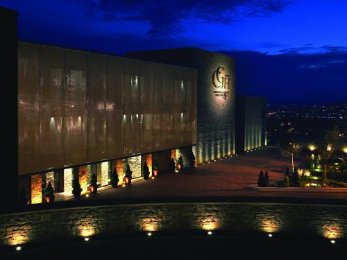 戈赖斯Hotel Castillo de Gorraiz&Spa的一座建筑,晚上有灯