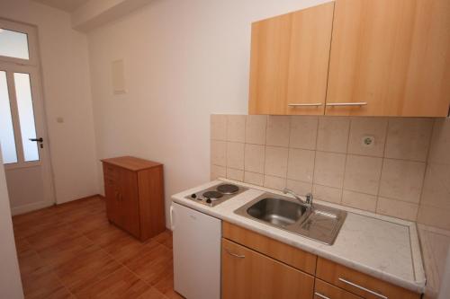 格拉达茨Apartments with a parking space Gradac, Makarska - 6724的厨房配有水槽和台面