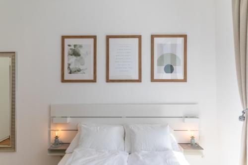 维也纳Vienna City Apartment的卧室配有两张位于床上方的框图