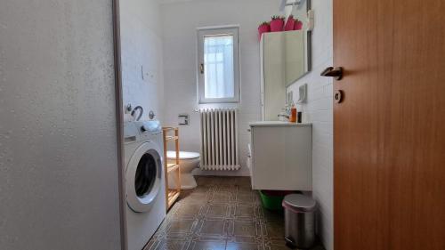 杜伊诺Villa Duino Trieste Reception的一间带洗衣机和卫生间的浴室