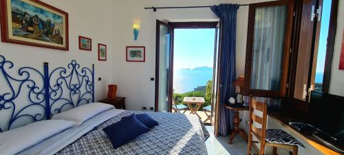 蓬扎Guest House Villa Il Gabbiano的一间卧室设有一张床和一个美景窗户。