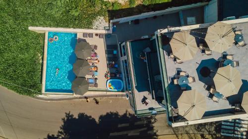 巴统Capo Verde Hotel Batumi的享有带遮阳伞的游泳池的空中景致