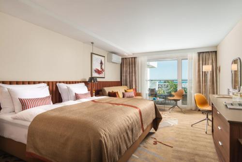 阿尔贝纳MARITIM Hotel Amelia - Luxury Ultra All Inclusive的酒店客房设有一张床和一个大窗户