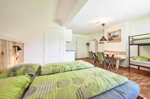 GstatterbodenGesäuse-Lodge的一间卧室配有两张床和一张桌椅