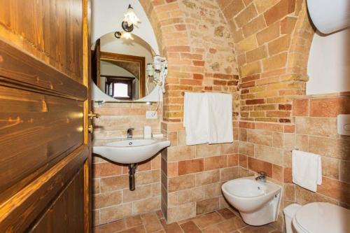 莫夏诺圣安杰洛BB Casale La Selva Mosciano的一间带水槽、卫生间和镜子的浴室