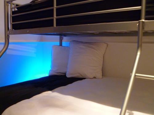 克卢尼波特斯奥雷住宿加早餐旅馆的双层床配有2个白色枕头
