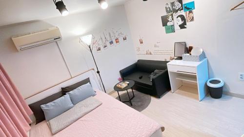 首尔Ellen House的一间卧室配有一张床和一张带电脑的书桌