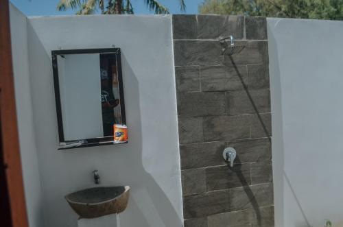 吉利美诺Laba Laba Bungalow的一间带水槽和镜子的浴室