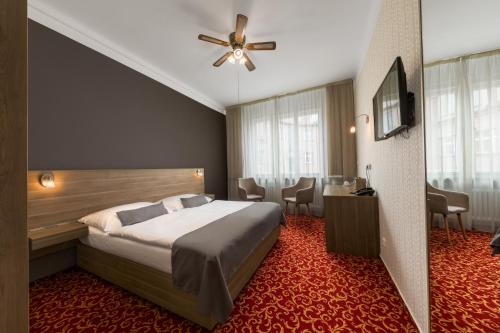 布拉格坎帕梅达博物馆酒店的一间卧室配有一张床和吊扇