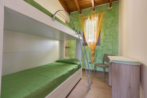 马蒂诺Dependance di Villa Dea by BarbarHouse的一间卧室配有双层床和书桌