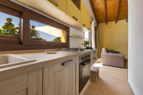 马蒂诺Dependance di Villa Dea by BarbarHouse的厨房配有水槽和炉灶 顶部烤箱
