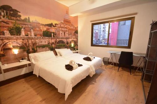 大加那利岛拉斯帕尔马斯City Room Las Palmas的一间卧室设有一张大床,上面有两只填充动物