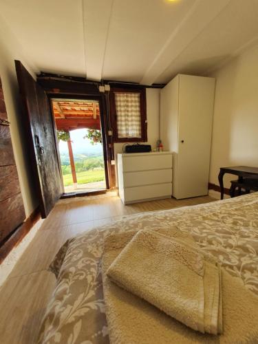 阿然德洛维克Vajat Orašac的一间卧室设有一张床和一个大窗户