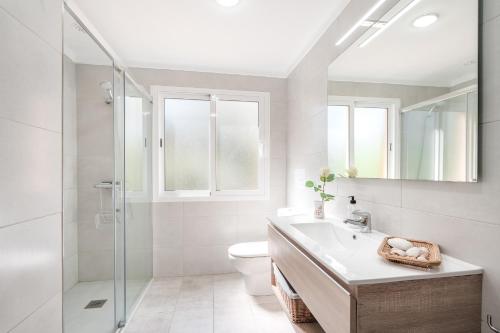 阿尔库迪亚Villa Tacaritx的浴室配有卫生间、盥洗盆和淋浴。
