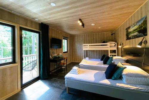 科特卡Beach Hotel Santalahti的一间带两张床的卧室和一个阳台