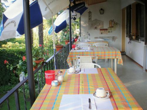 阿格诺加尼莫里纳佐酒店的阳台配有2张桌子和雨伞。