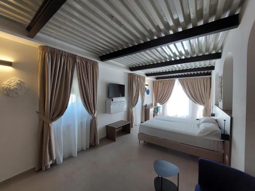 波佐利Boutique Hotel Palazzo Donna Iulia的一间卧室设有一张床和一个大窗户