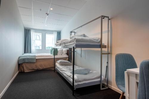 阿兰达Stockholm Hotel Apartments Arlanda XPO的客房设有两张双层床和一张床。