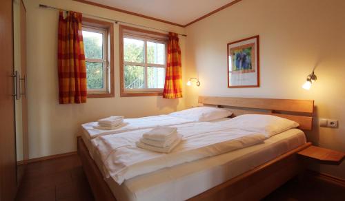 维滕贝克Haus Norway Oslo的卧室配有带毛巾的大型白色床