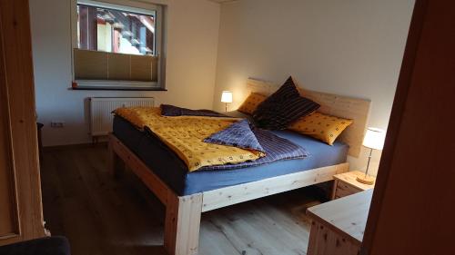 Schmugglerhaus的一间卧室配有一张带蓝色床单和枕头的床。