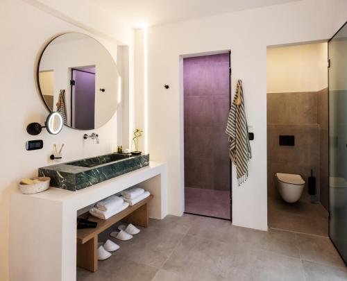 斯基亚索斯镇Lithos Suites, Premium Κey Collection的一间带水槽和淋浴的浴室
