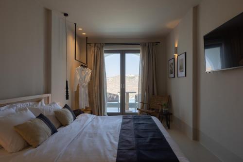 超级天堂海滩Nimbus Lumen的一间卧室设有一张大床和大窗户
