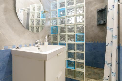 米哈斯科斯塔La Ponderosa 5的一间带水槽和镜子的浴室