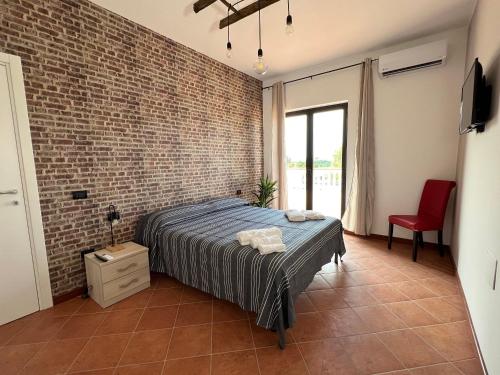 ThurioResort Amica的一间卧室设有一张床和砖墙